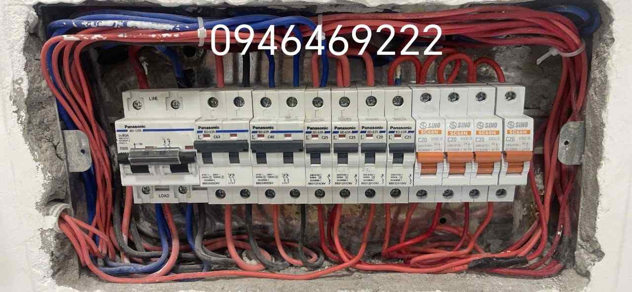 Toàn cảnh dãy Aptomat và dây dẫn trong tủ điện