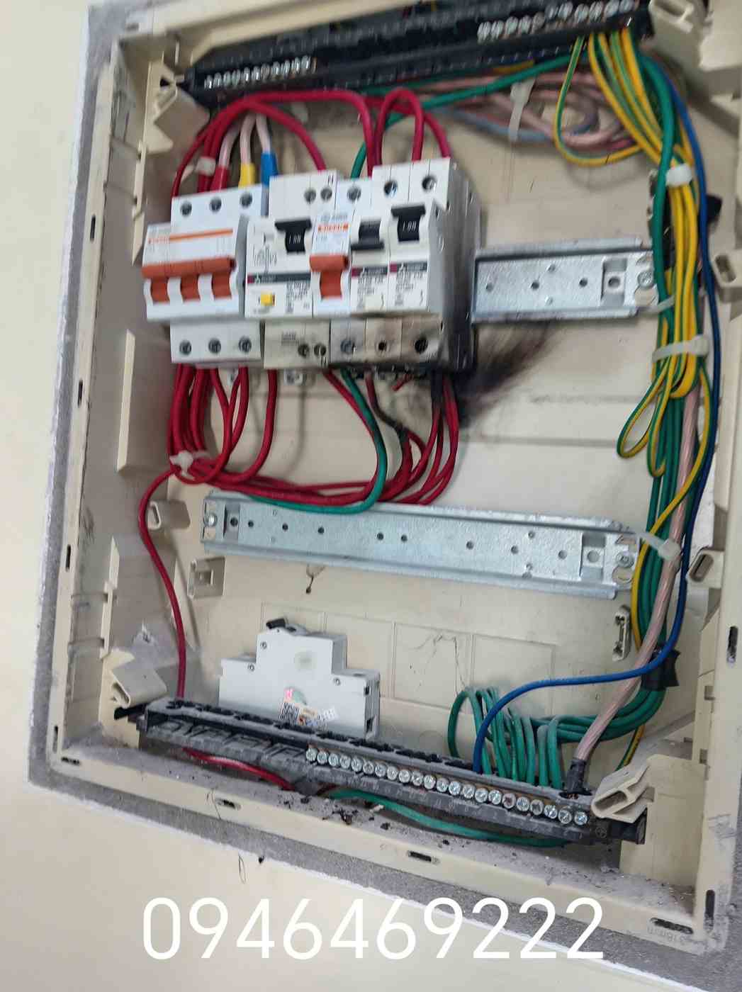 Tổng quan tủ điện khi phát hiện mùi khét và dấu hiệu bất thường ở Aptomat