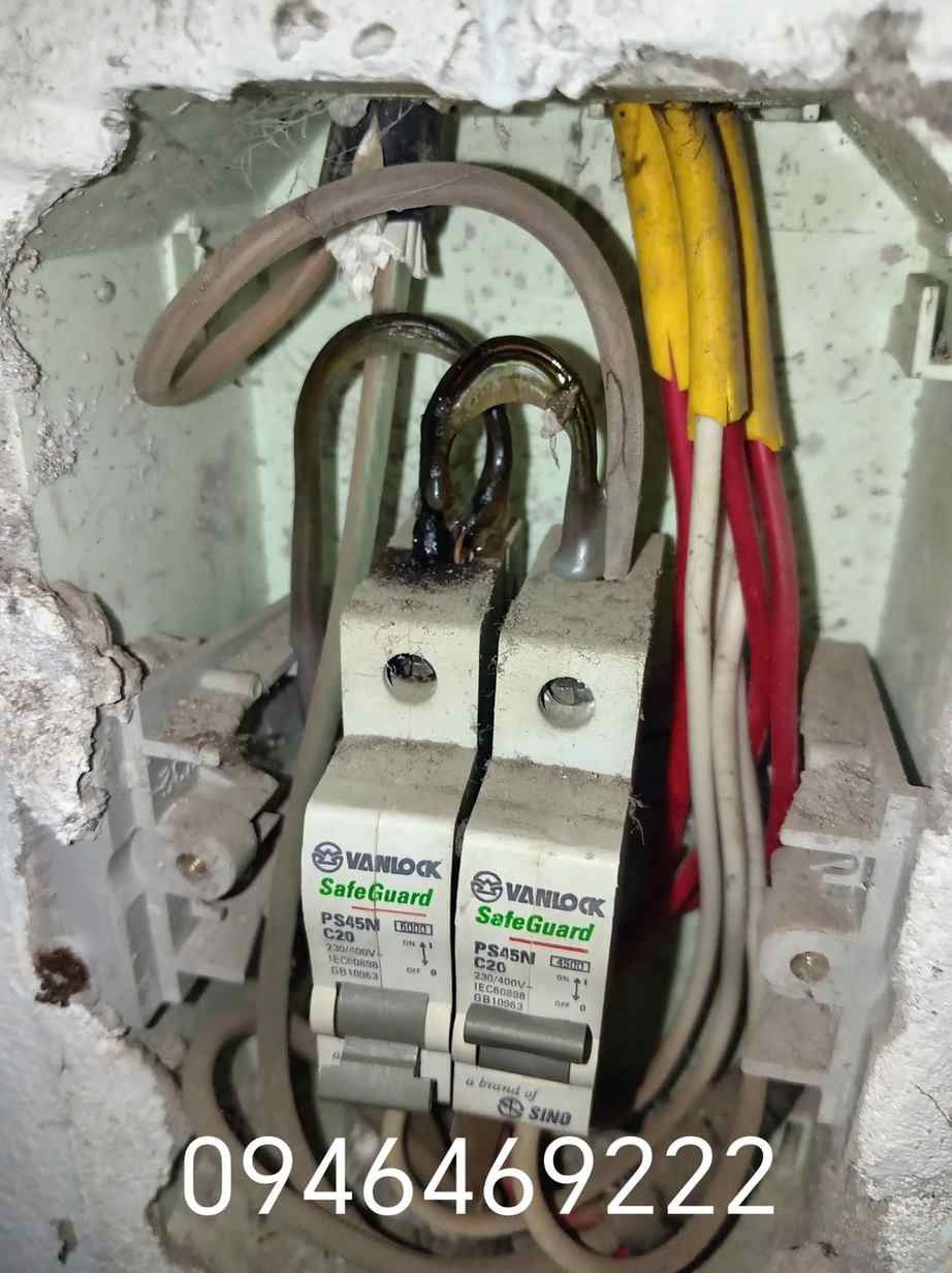 Tổng thể Aptomat âm tường bị đổi màu và cháy ở đầu dây