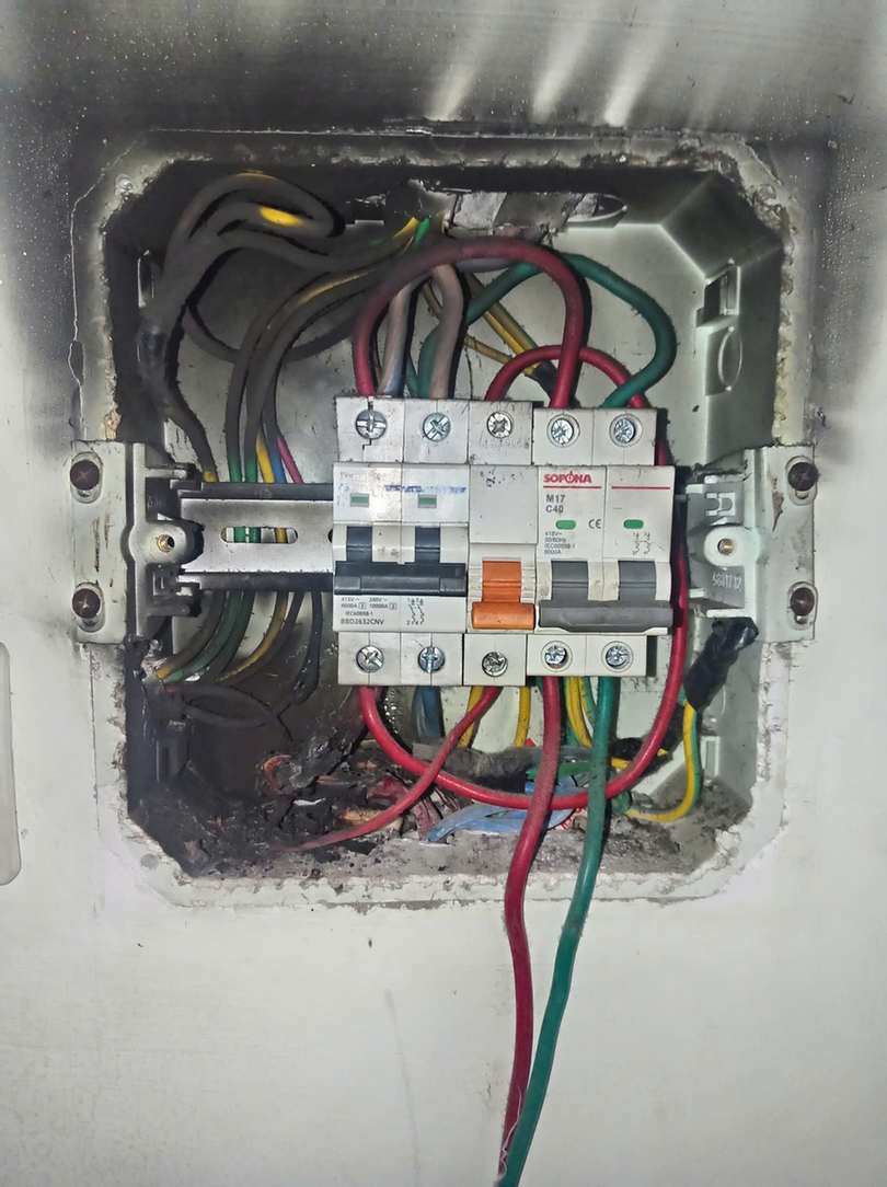 Tủ điện âm tường có vị trí cháy xém cần kiểm tra