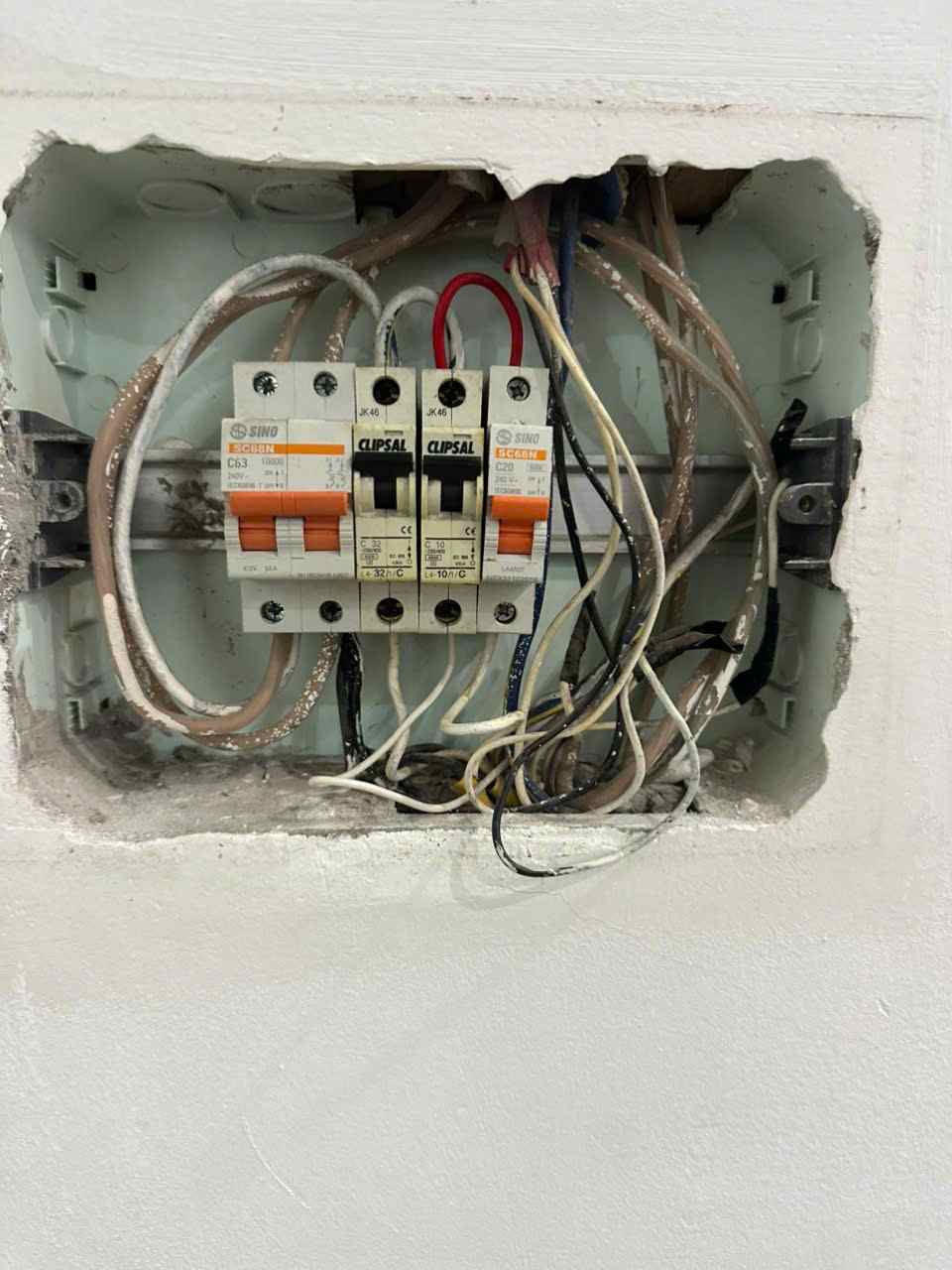 Tủ điện âm tường được mở ra để kiểm tra khi Aptomat nhảy liên tục tại Hà Nội