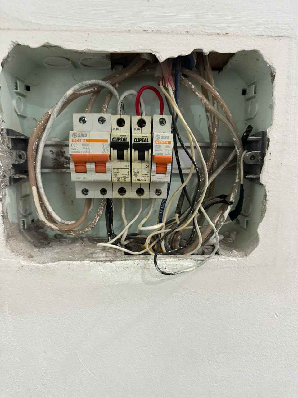 Tủ điện âm tường trước khi sắp xếp lại dây dẫn và kiểm tra Aptomat