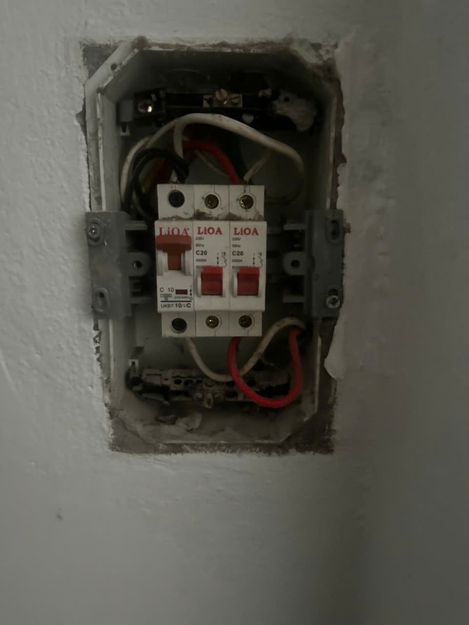 Tủ điện có nhiều CB cần kiểm tra khi Aptomat chống giật hay nhảy