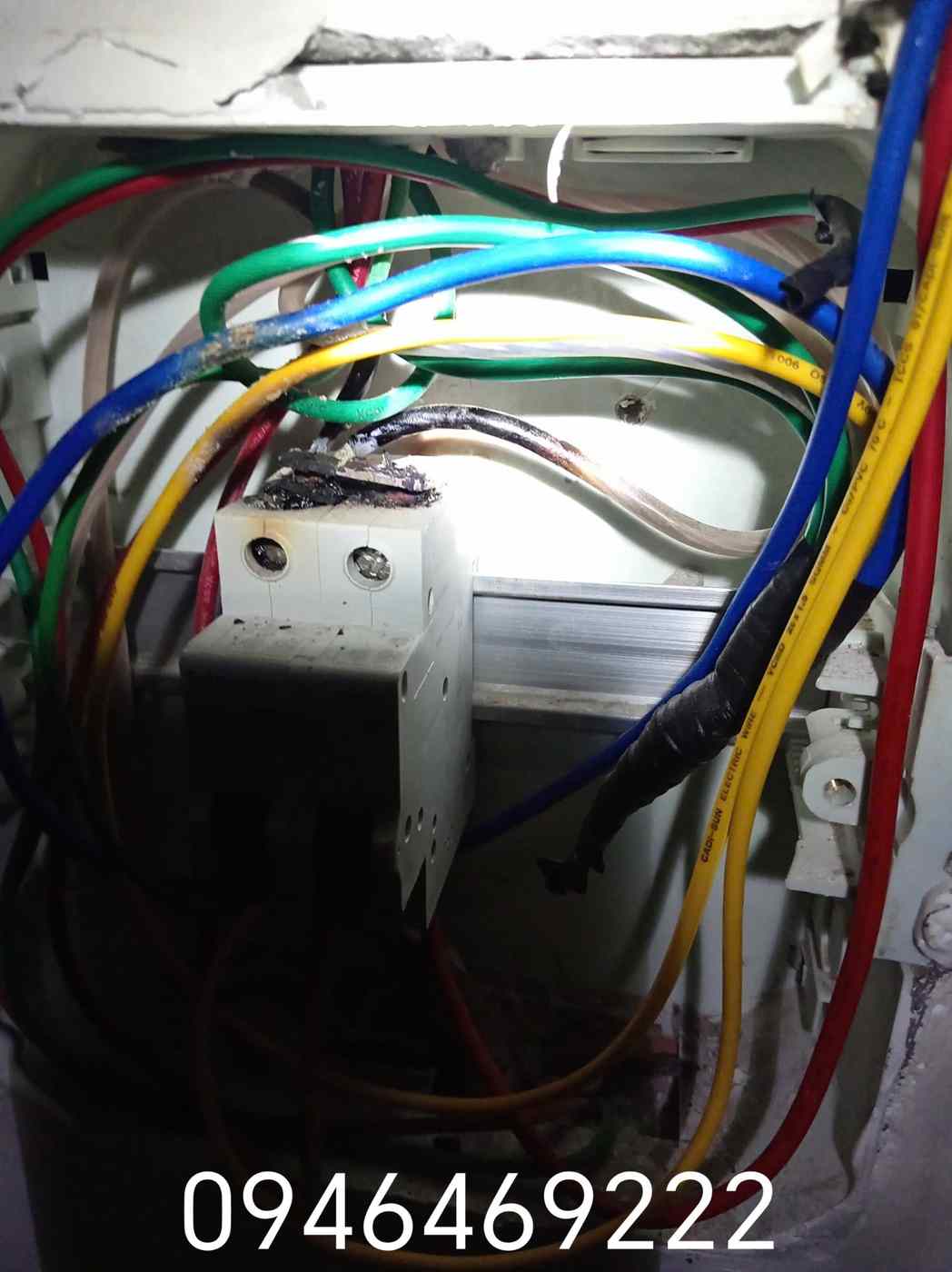 Tủ điện Ba Đình có Aptomat và đầu nối xuất hiện dấu hiệu cháy xém