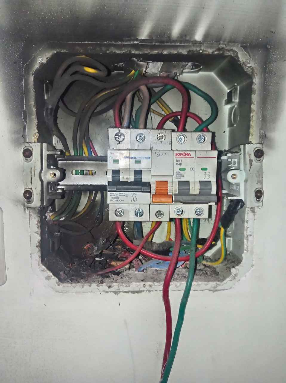 Tủ điện có vết cháy xém và nhiều dây dẫn cần kiểm tra