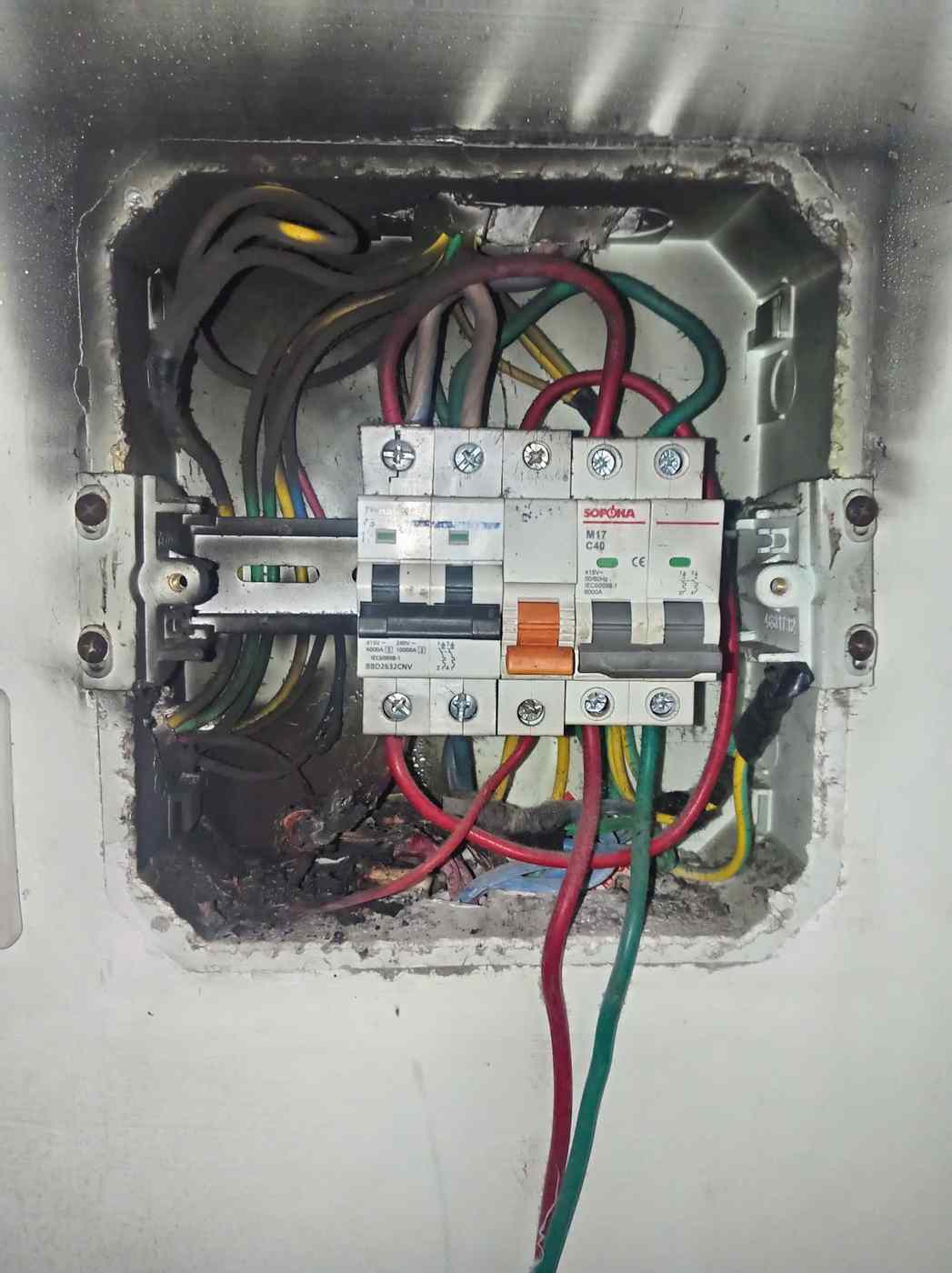 Tủ điện cũ bị ám khói và cháy đen quanh khu vực Aptomat