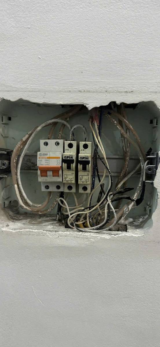 Tủ điện cũ cần đo kiểm từng nhánh tại Tây Hồ