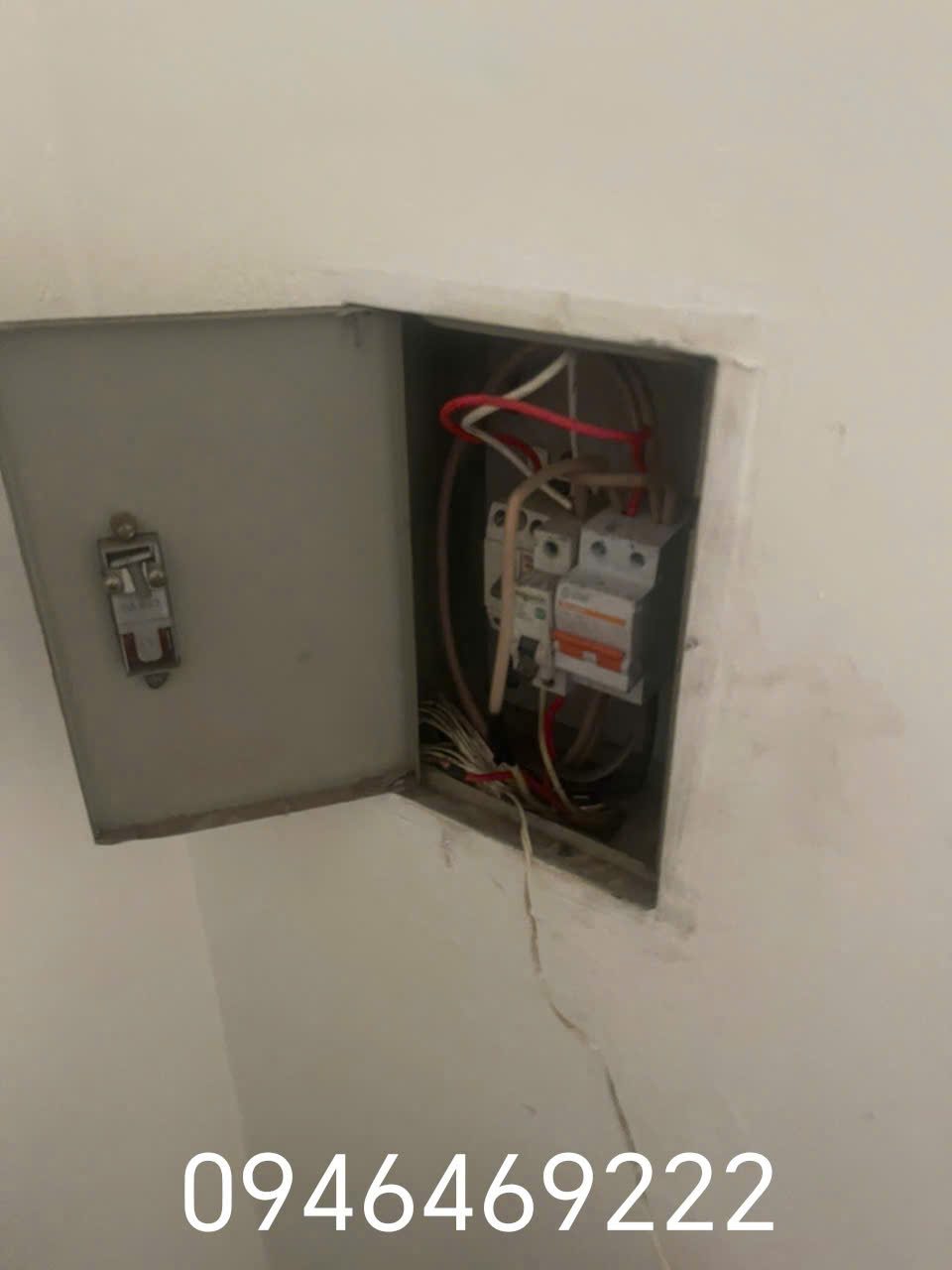 Tủ điện dân dụng mở nắp để kiểm tra tại nhà