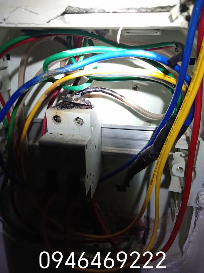 Tủ điện có đầu dây cháy xém cần kiểm tra trước khi sử dụng lại