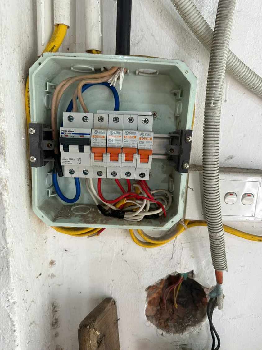 Tủ điện mở để kiểm tra khi Aptomat nhảy liên tục tại Nam Từ Liêm