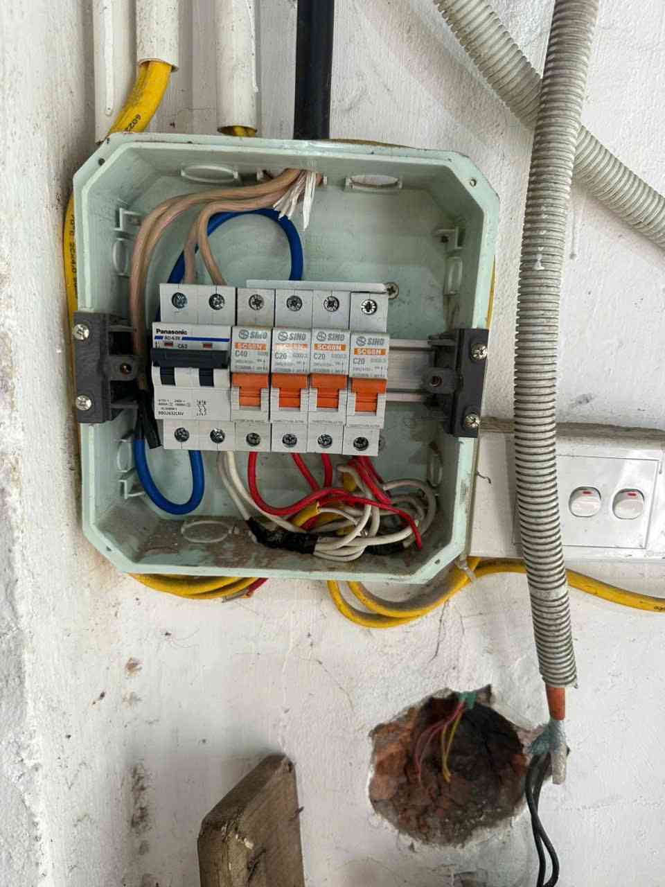 Tủ điện sau khi thay và bố trí lại Aptomat gọn hơn