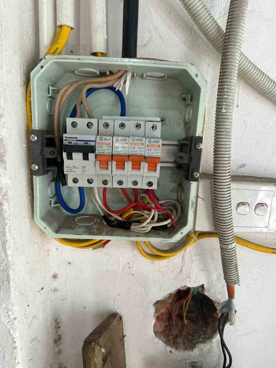 Tủ điện thực tế tại khu vực nghi sự cố Aptomat nhảy liên tục ở Hà Nội