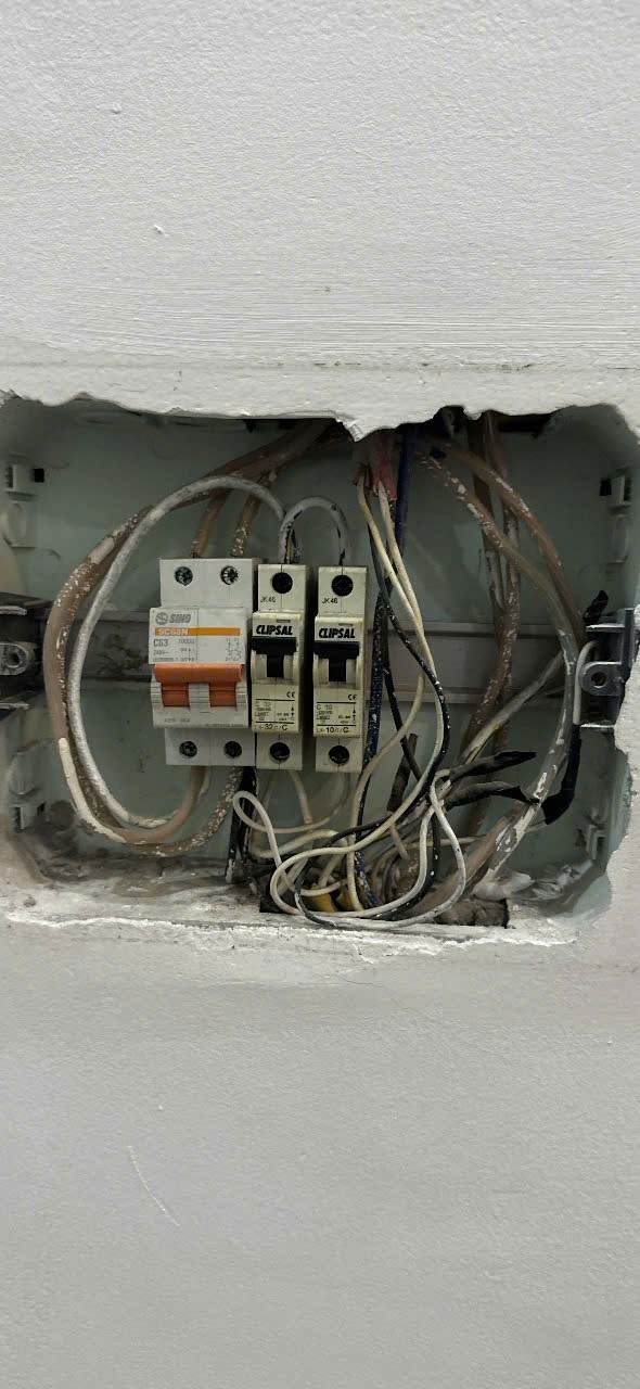 Tủ điện trong quá trình kiểm tra và đấu nối lại sau khi phát hiện Aptomat nóng