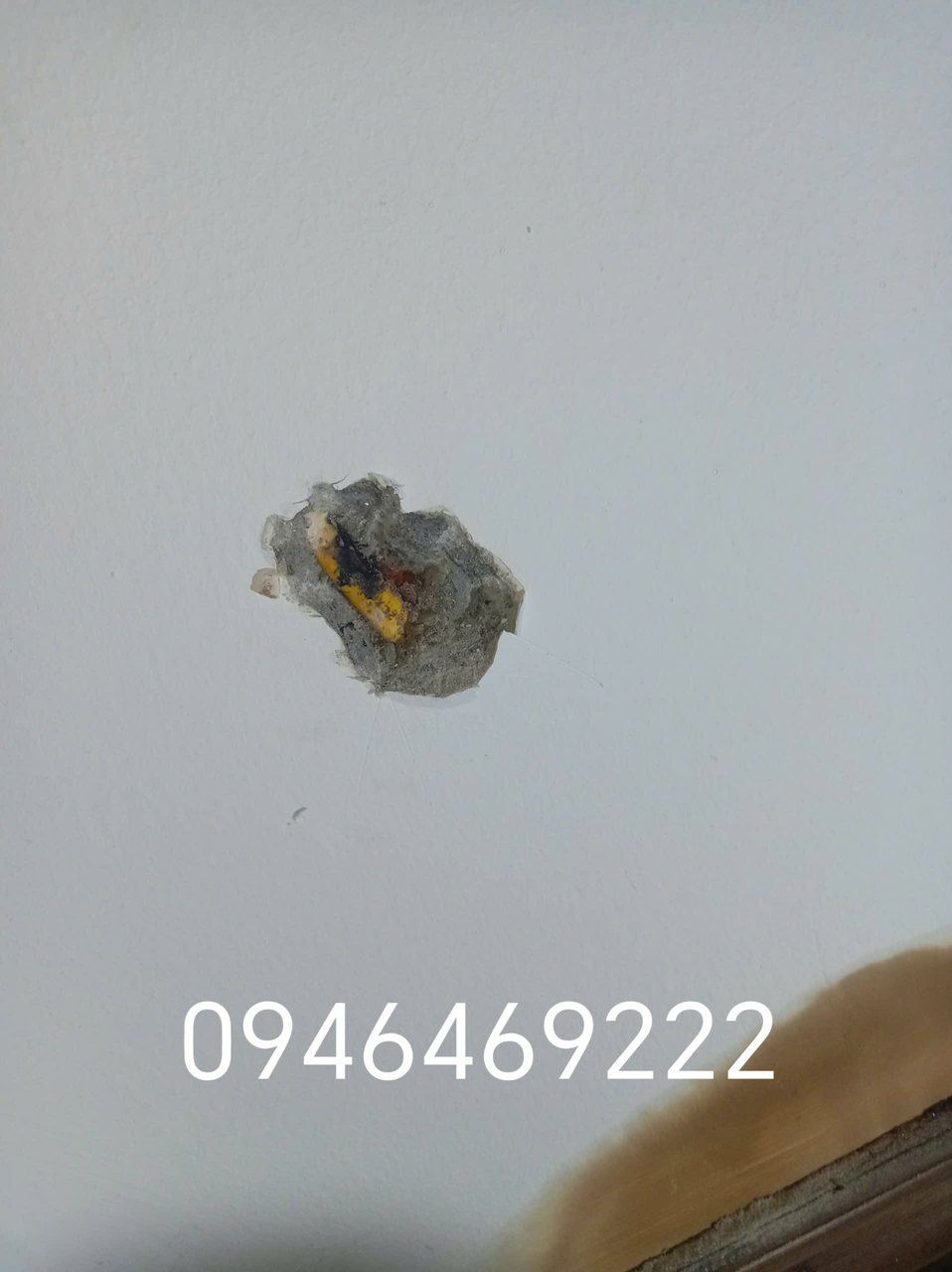 Tường có vết cháy nhỏ lộ dây điện bên trong cần kiểm tra