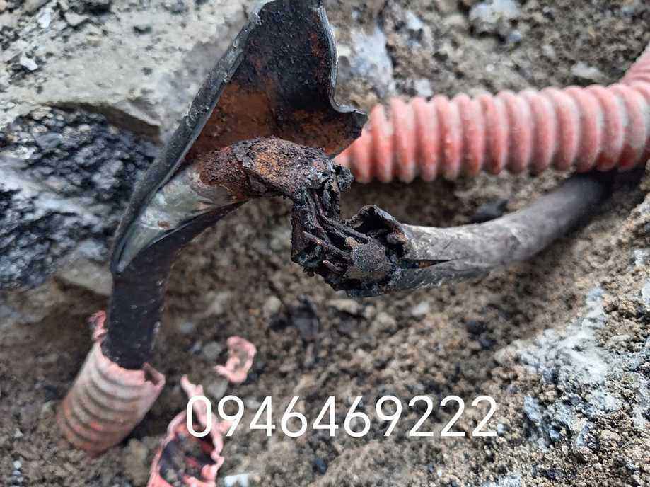 Vị trí cáp ngầm hư hỏng trong nền sau khi mở cục bộ