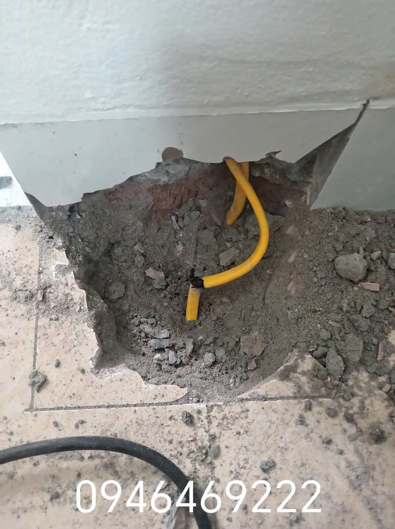 Vị trí đường dây điện âm tường được mở cục bộ để kiểm tra