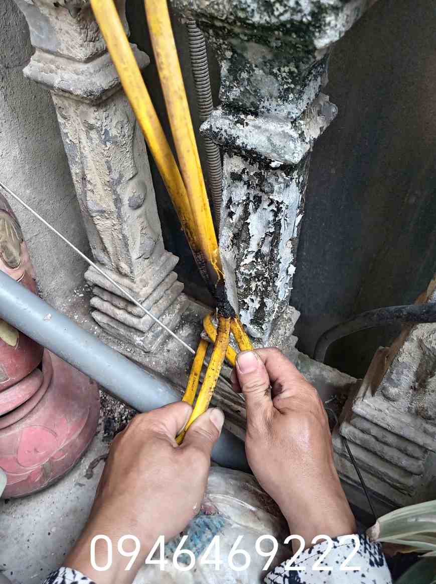 Vị trí dây điện bị cháy đen gần chân cột tại Hà Đông