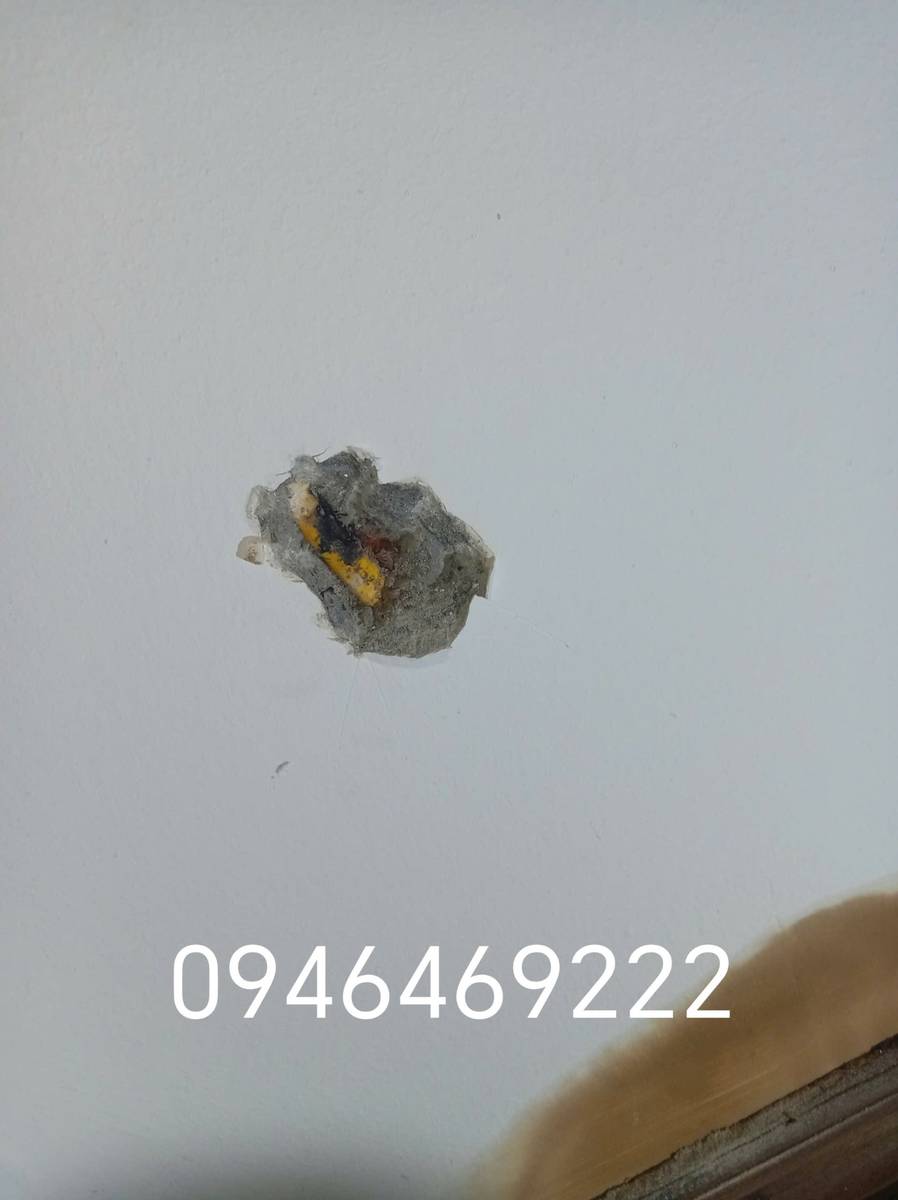 Vị trí trên bề mặt tường được tiếp cận để kiểm tra đường dây âm