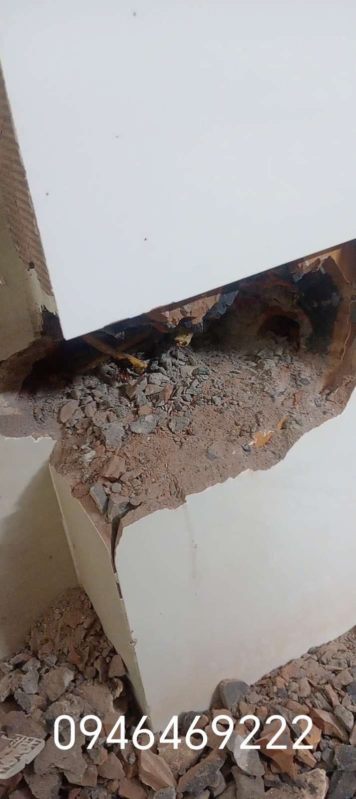 Vị trí mở cục bộ sát góc tường để tiếp cận đường dây điện
