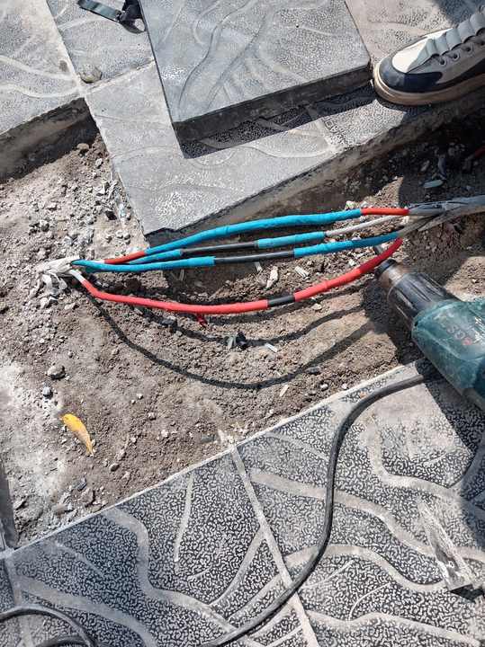 Xử lý và bọc cách điện đường dây âm nền tại công trình