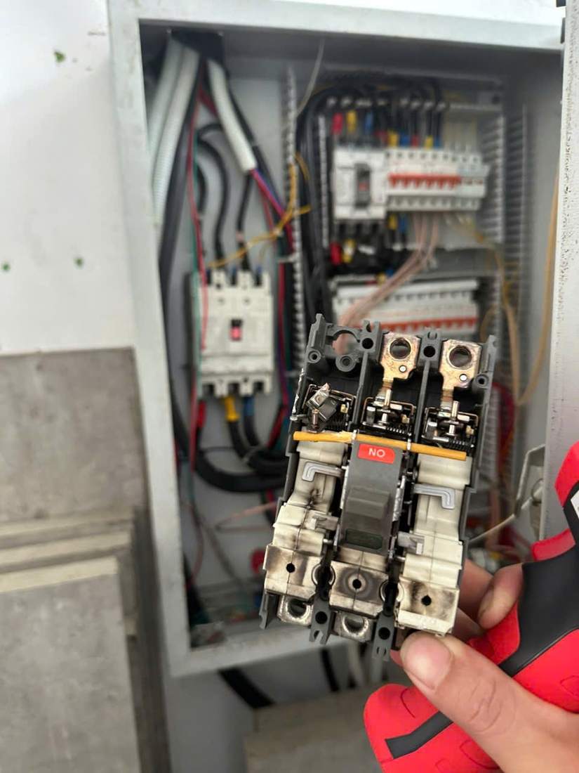 Aptomat 3 pha có dấu cháy xém tại đầu cực