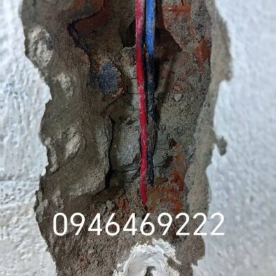 Cận cảnh dây điện âm tường bị hư lớp cách điện