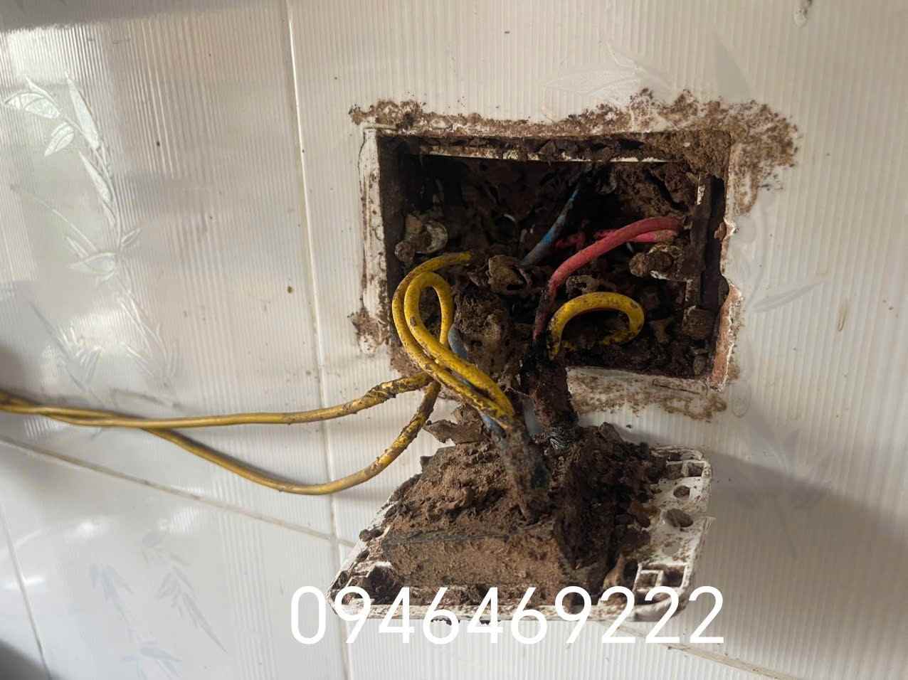 Hộp công tắc và dây điện phía sau khi công tắc phát tia lửa