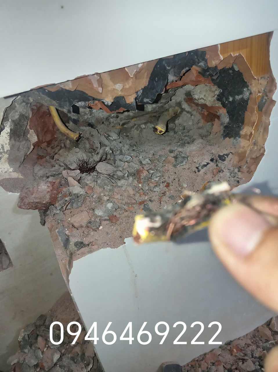 Vị trí dây điện âm tường đã mở để kiểm tra đoạn dây liên quan công tắc