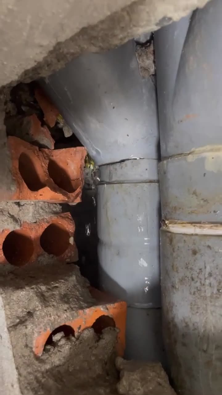 Cút ống thoát nước âm tường bị rò