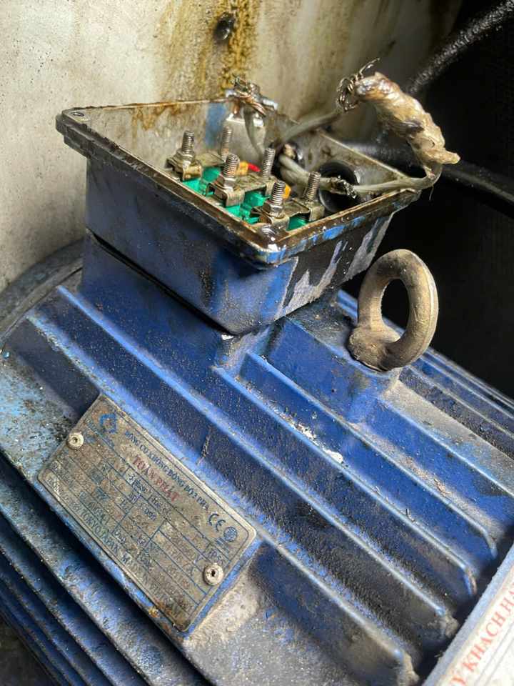 Đầu cực motor máy bơm có dấu oxy hóa Đầu cực motor máy bơm có dấu oxy hóa cần làm sạch và đánh giá