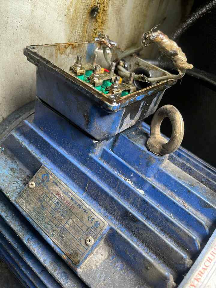 Kiểm tra đầu dây motor máy bơm bị cháy xém Thợ sửa motor máy bơm tại Hoàng Mai kiểm tra đầu dây oxy hóa cháy xém