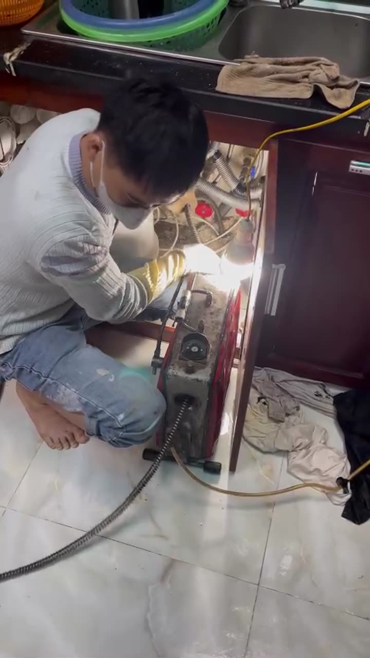 Dây camera đưa vào đường ống thoát nước