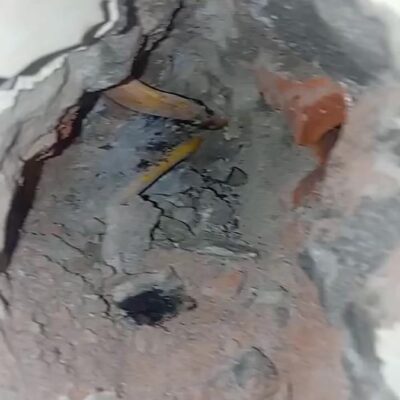 Dây điện lộ trong hốc tường sau khi mở kiểm tra