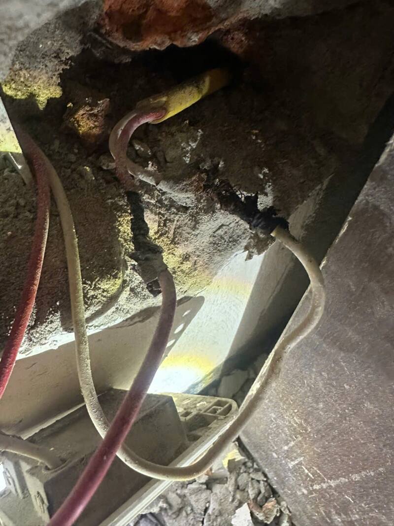 Dây điện âm tường đi sát tủ gỗ bị hở
