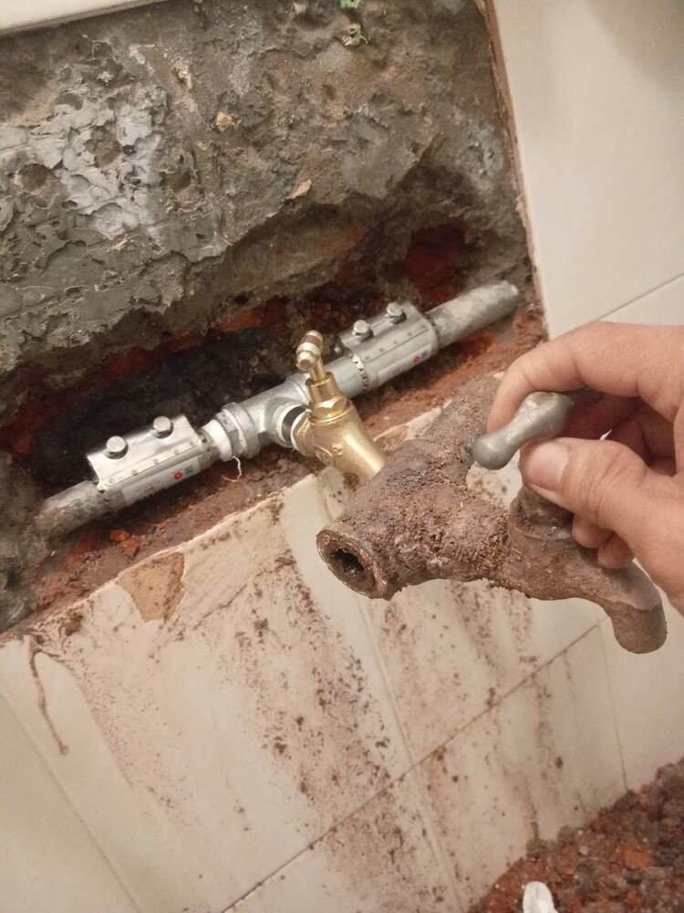 Đường ống cấp nước nằm sâu trong tường