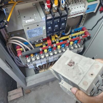 Kiểm tra đầu nối và aptomat trong tủ điện