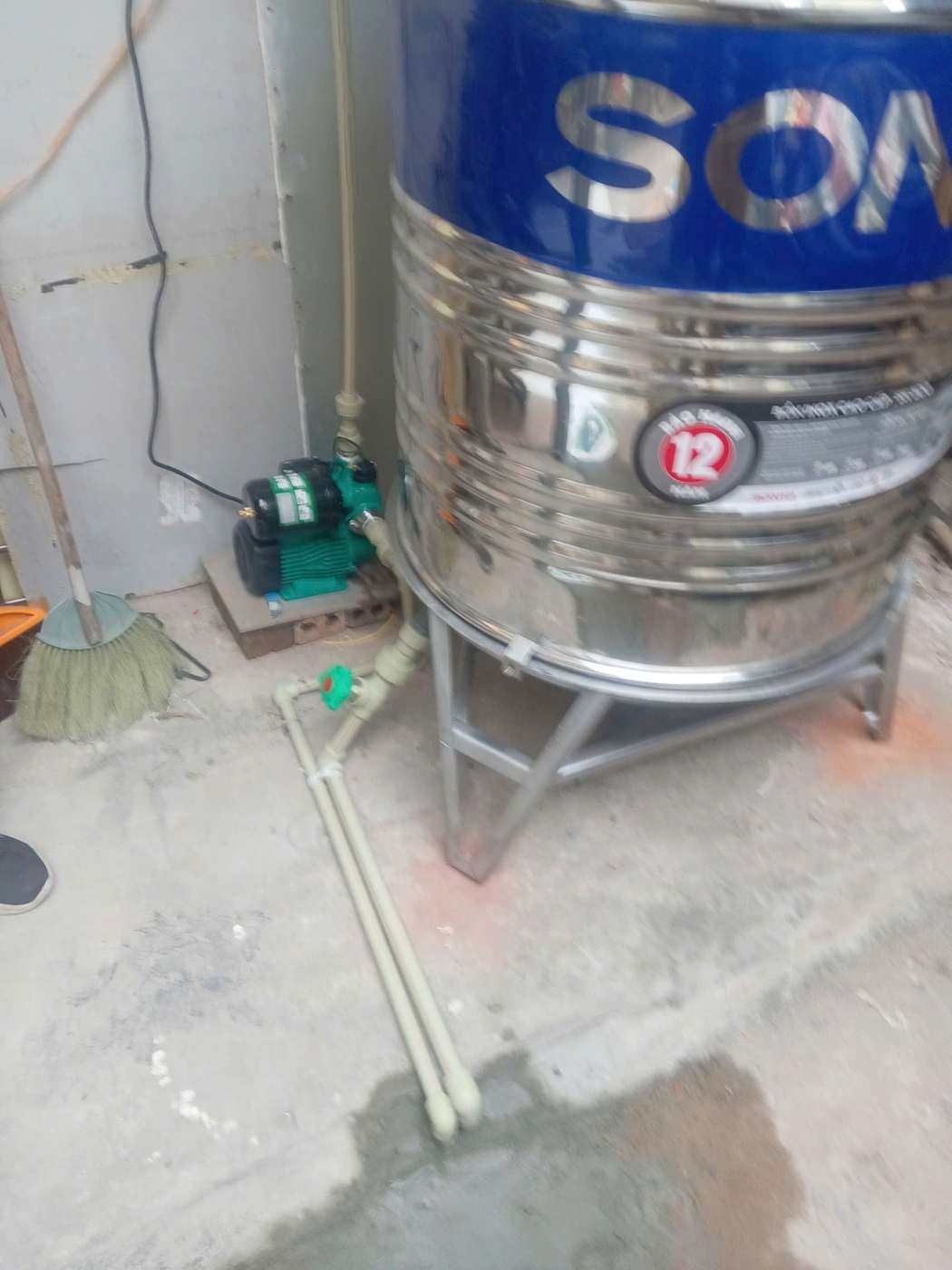Máy bơm đặt gần bồn nước Máy bơm lắp gần bồn nước và đường ống cấp