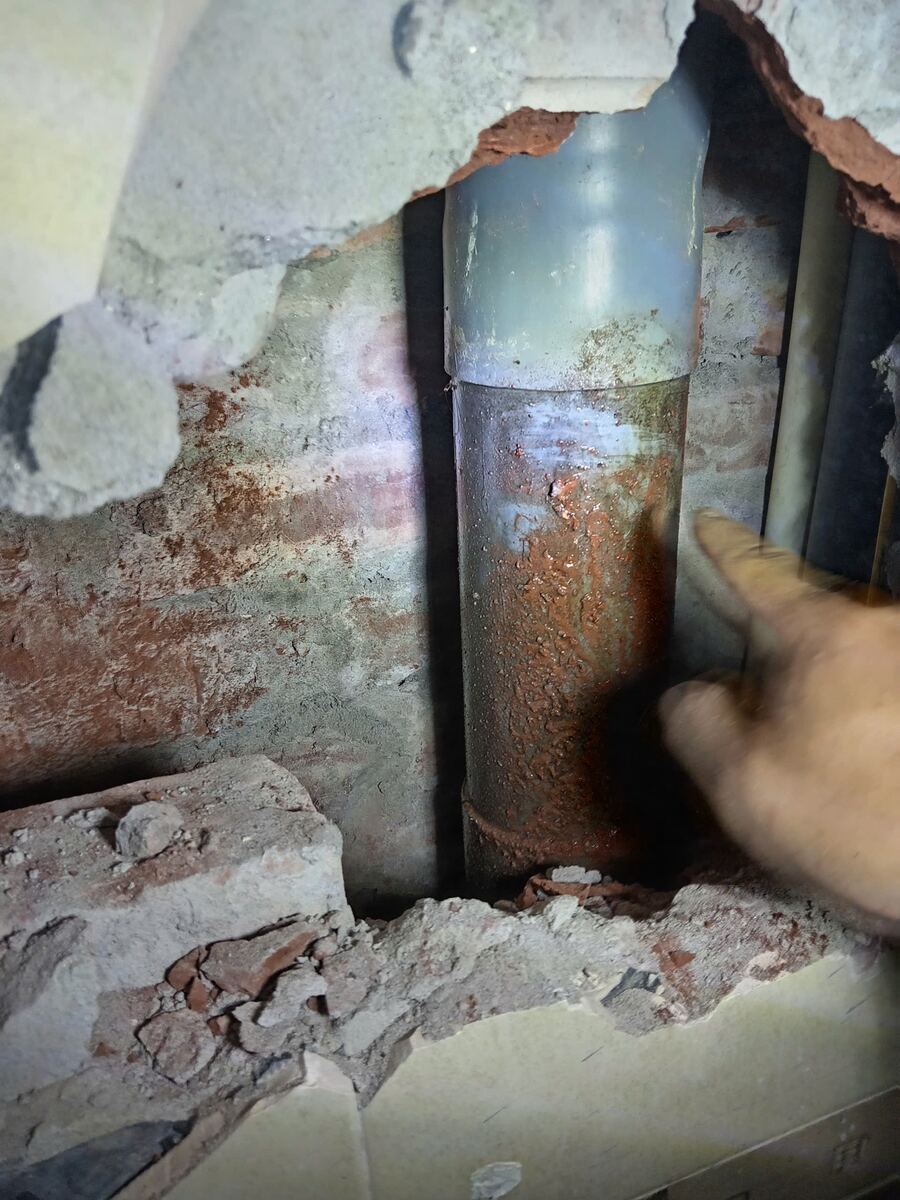 Ống nước kẽm âm tường bị ăn mòn và rò rỉ