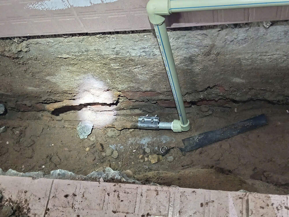 Sửa đường ống xuyên sàn bị rò tại Hà Nội