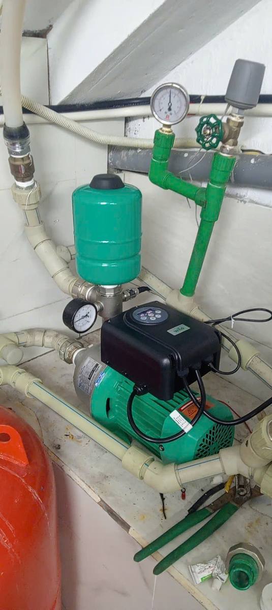 Bình tích áp và đồng hồ trên hệ thống bơm Máy bơm có bình tích áp và đồng hồ áp lực