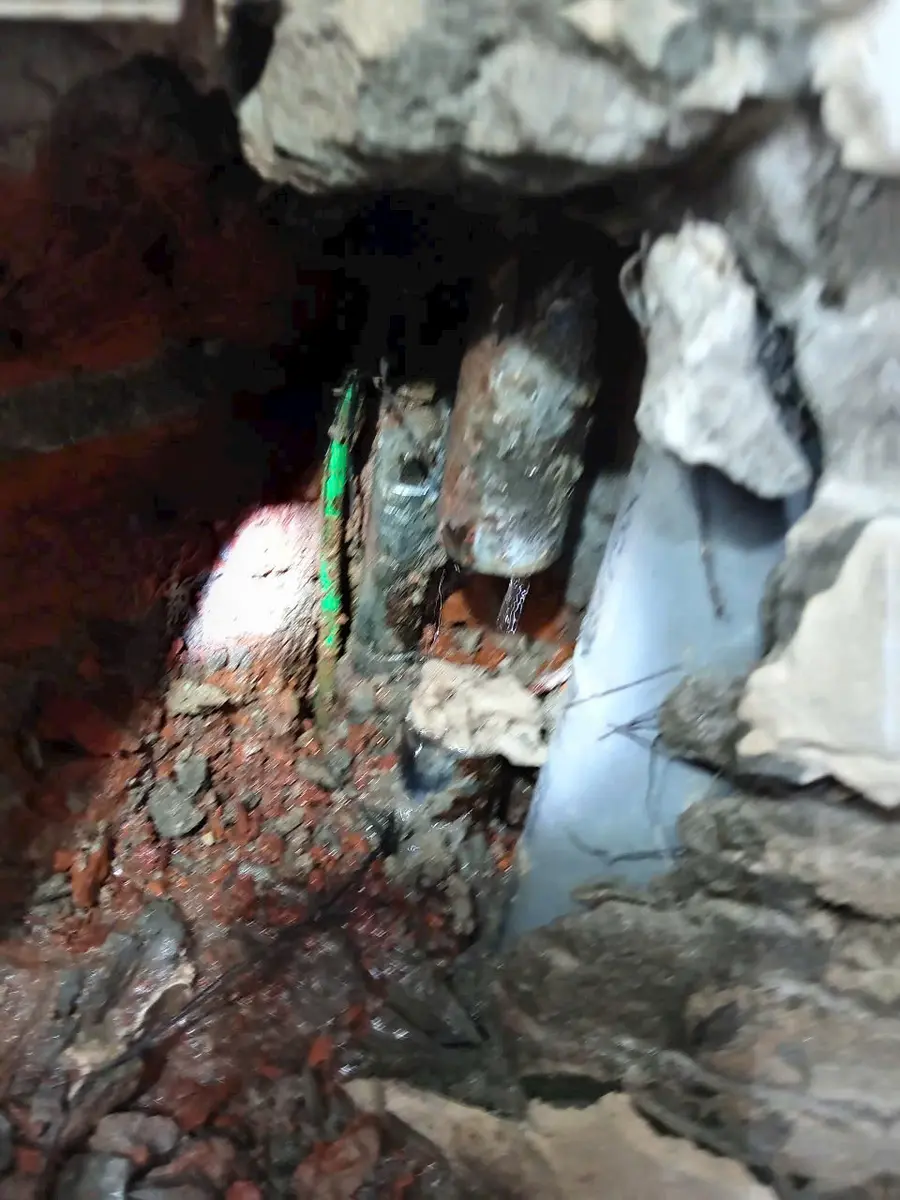 Mở đúng vị trí để sửa mối nối âm tường