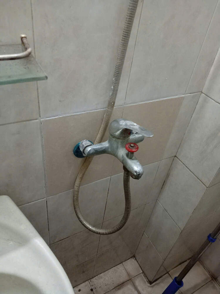 Vòi sen được lắp lại sau khi xử lý đường cấp