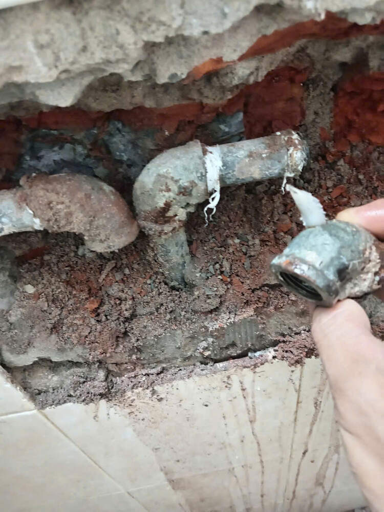 Kiểm tra đầu nối vòi sen trước khi hoàn thiện
