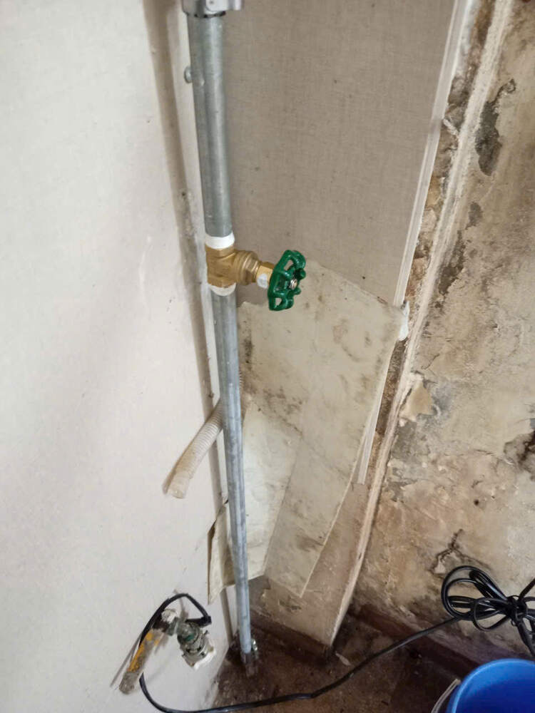 Đường ống sắt cũ cần kiểm tra rò rỉ