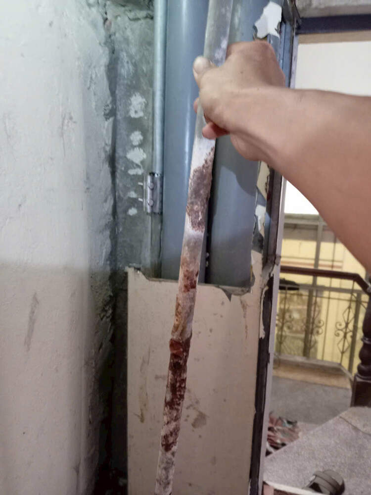 Đoạn ống sắt bị gỉ được tháo để đánh giá