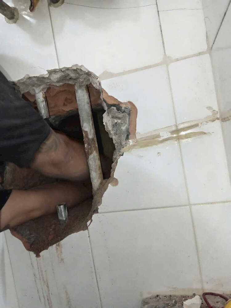 Đường ống sắt cũ trong rãnh tường