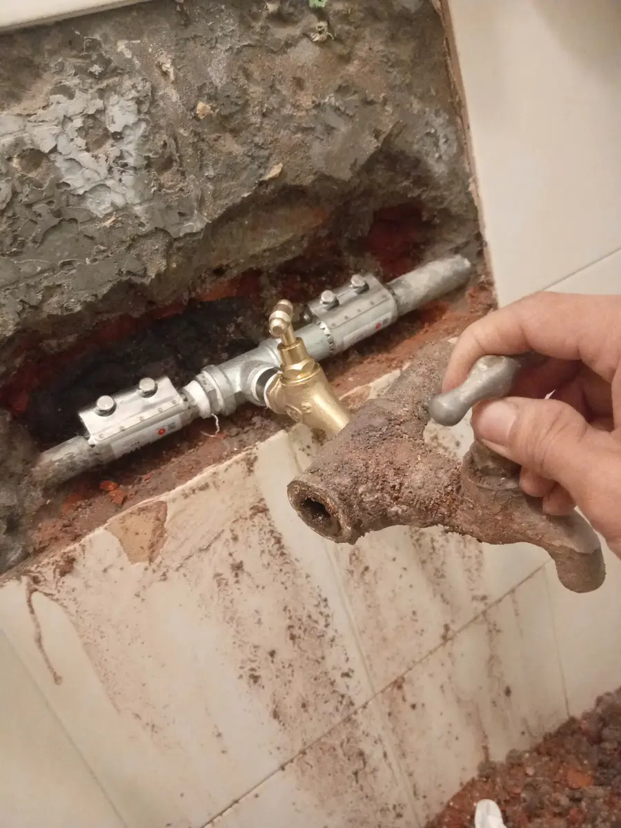 Thao tác sửa van nước bên trong tường