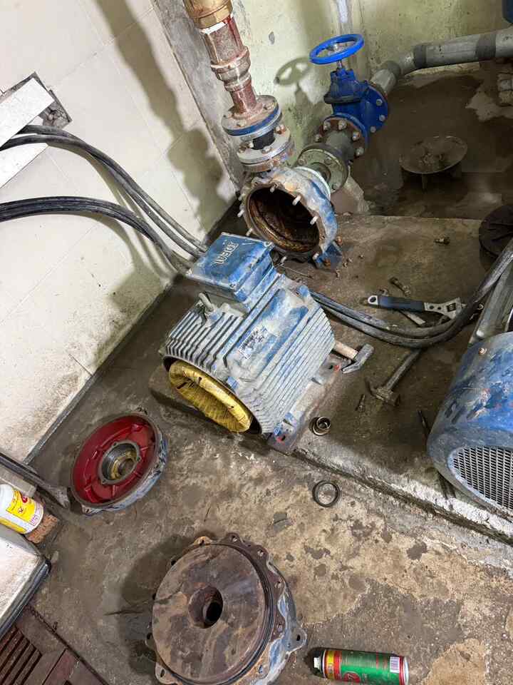 Tháo kiểm tra motor và phần cơ khí của máy bơm Tháo kiểm tra motor máy bơm khi bật máy chỉ nghe tiếng ù