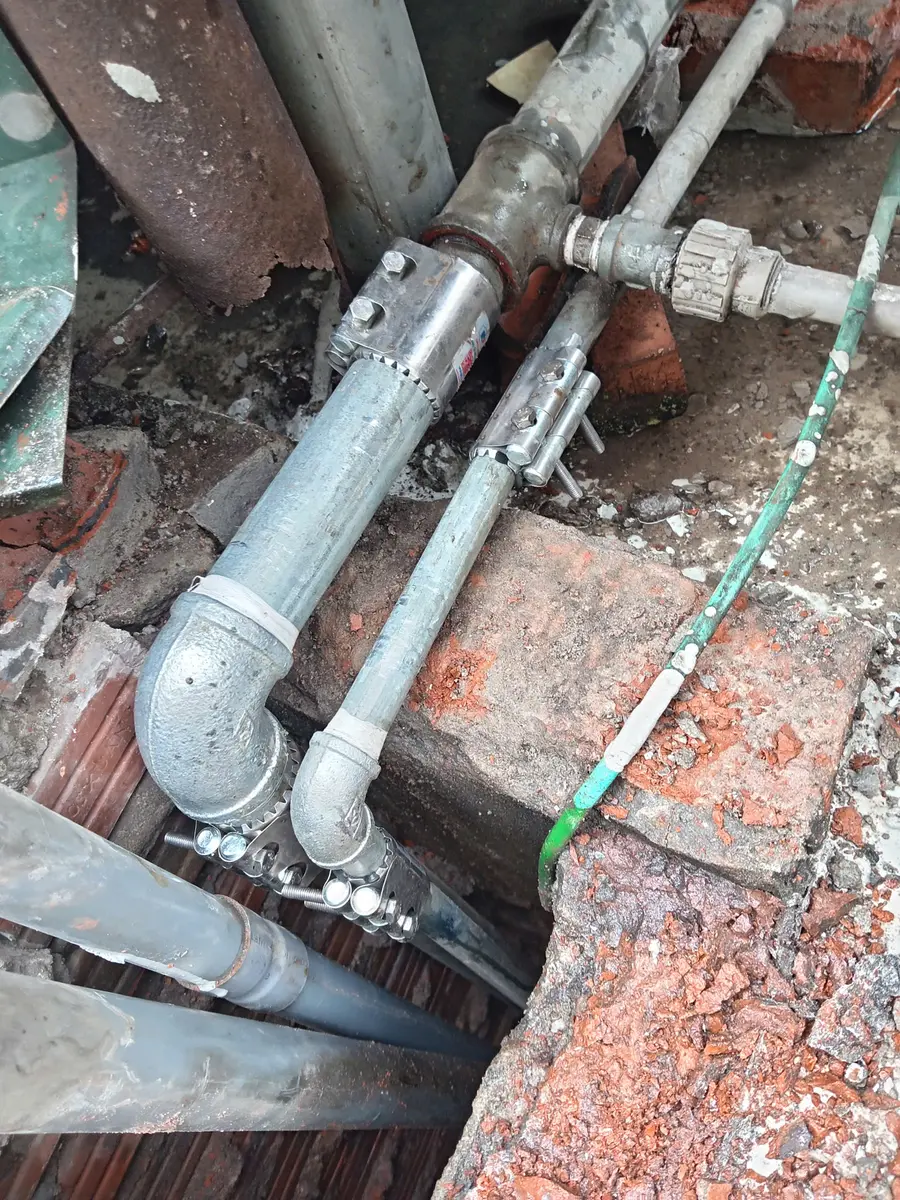 Xác định đoạn ống cần thay trong hộp kỹ thuật