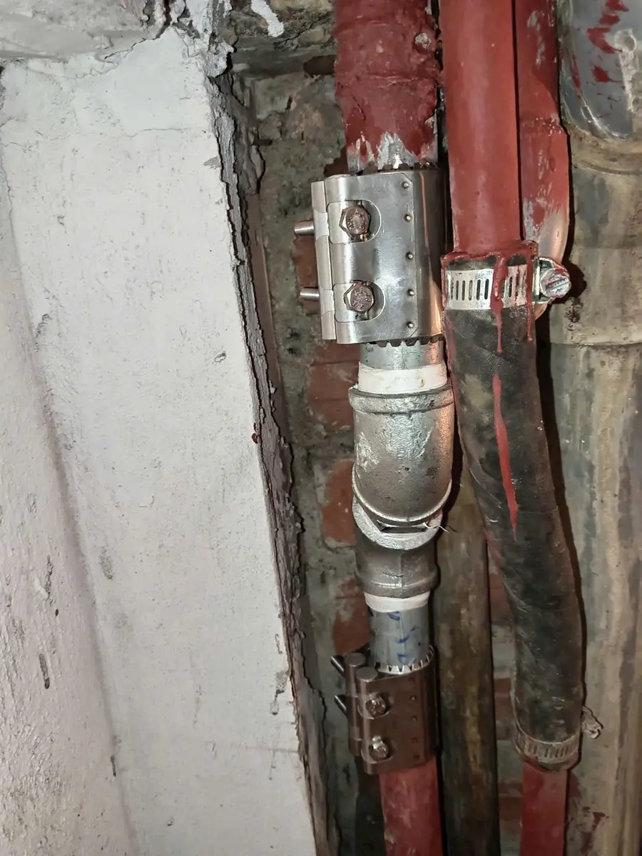 Đoạn ống mới được bố trí trong hộp kỹ thuật